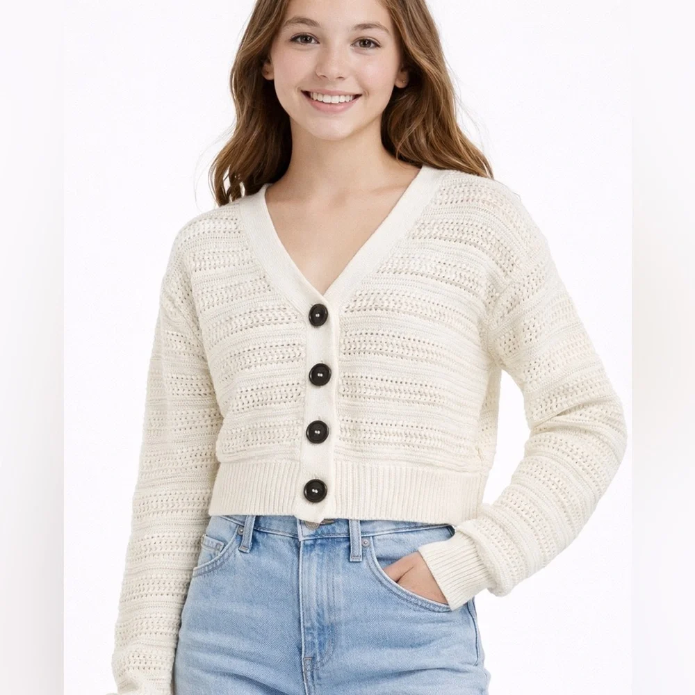 NWOT H&M Cream Cropped Sweater with V-Neck and Long Sleeves